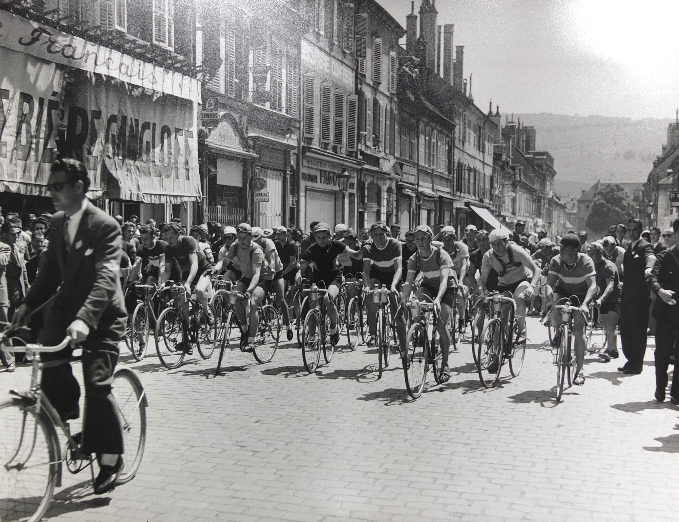 Photographie d'une course cycliste à Pontarlier, 1950, crédits Musée de Pontarlier