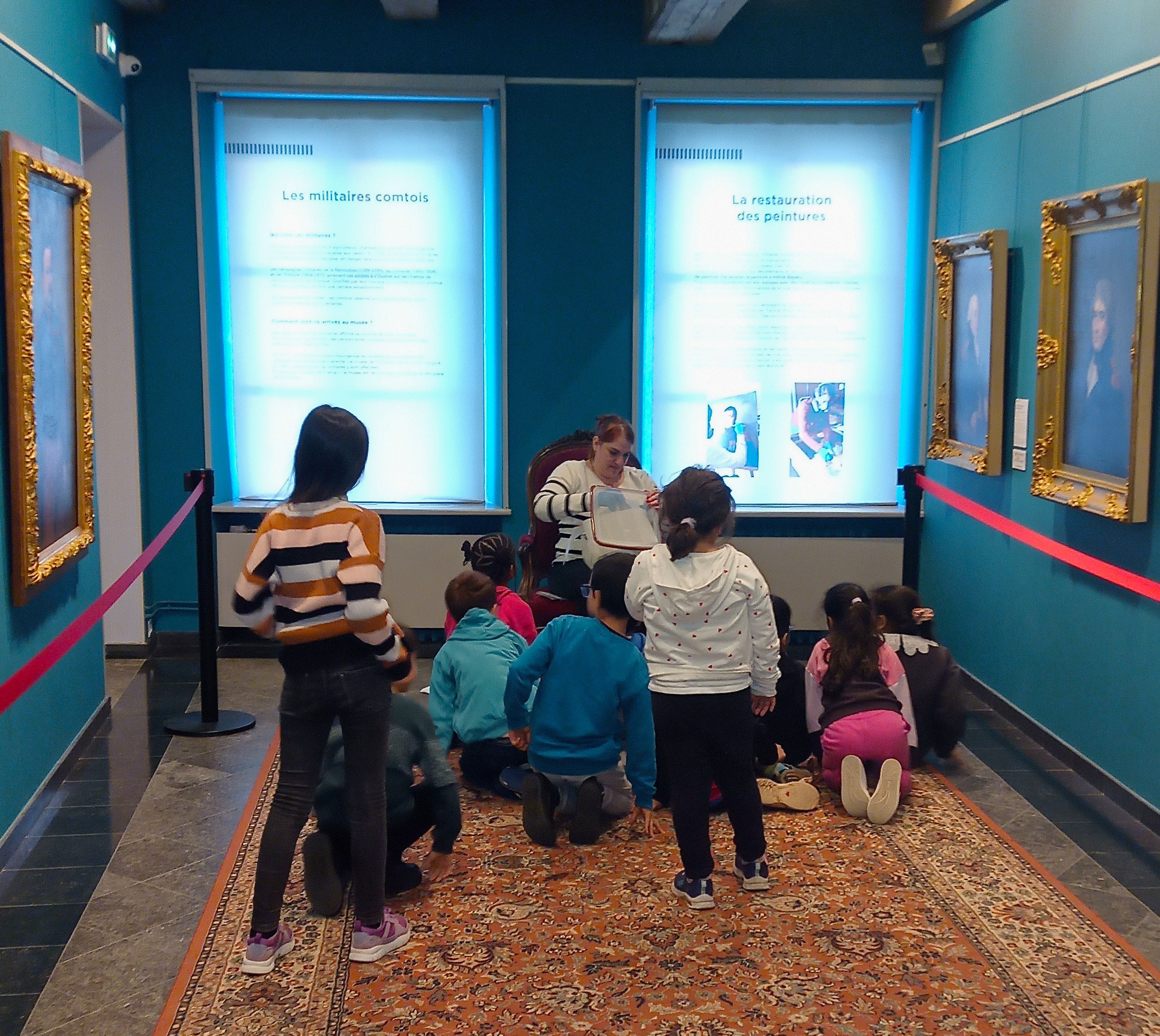 photographie d'un atelier coulisse du Musée avec des enfants 