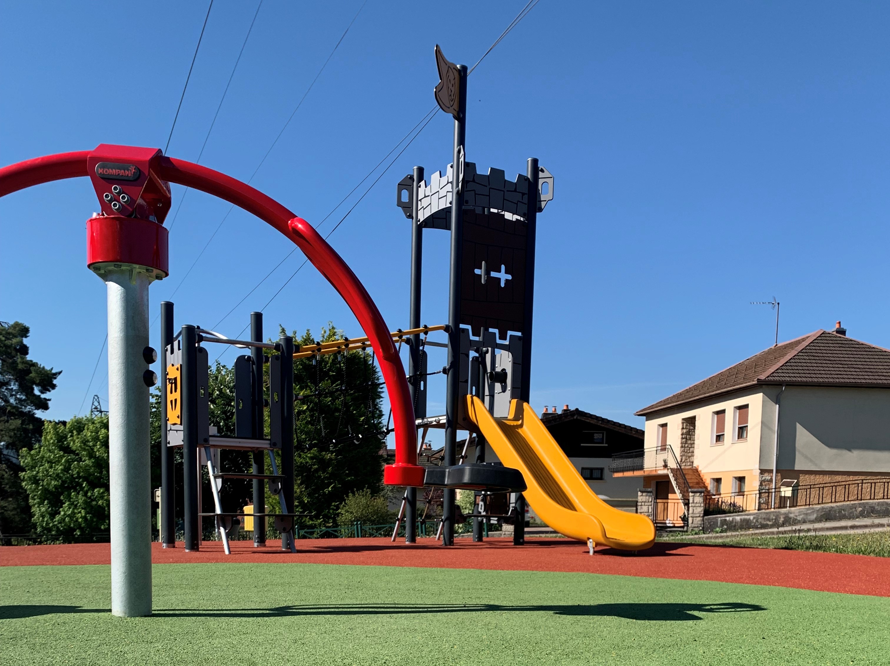 Maison square, jeux exterieurs et sports